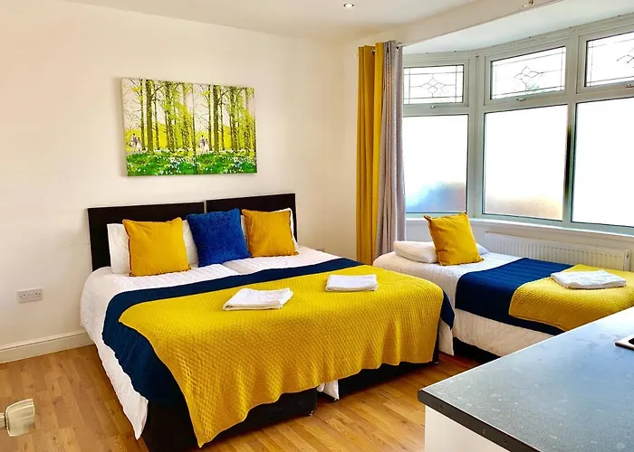 Spacious 2 Bedrooms 2 Baths Apartment With Garden And Parking