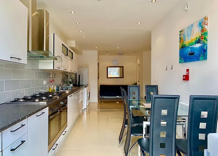 Spacious 2 Bedrooms 2 Baths Apartment With Garden And Parking