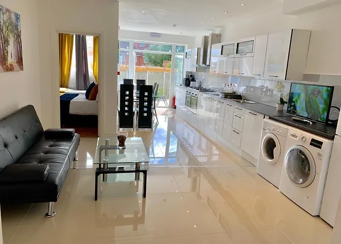 Spacious 2 Bedrooms 2 Baths Apartment With Garden And Parking