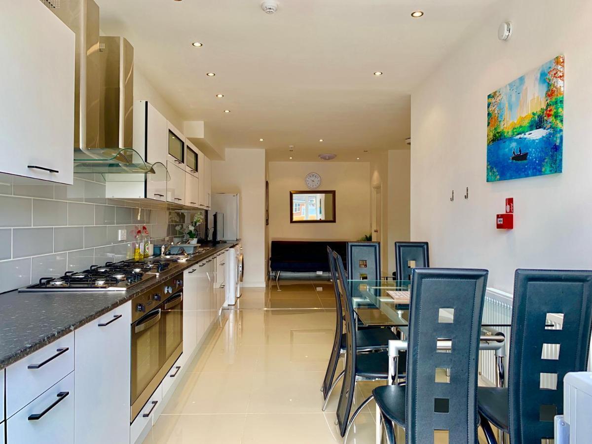 Spacious 2 Bedrooms 2 Baths With Garden And Parking Апартаменты *